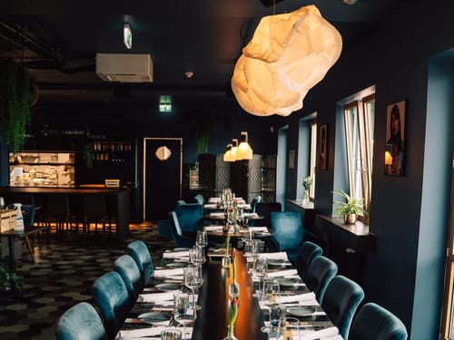 Edles Restaurant mit eleganter Tischdekoration und stilvoller Beleuchtung.