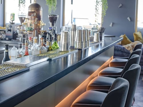 Moderne Bar mit stilvoller Einrichtung und Getränken