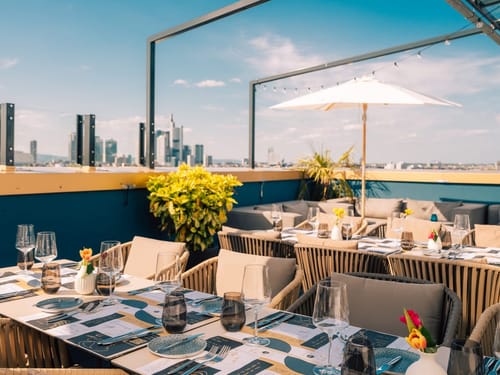 Dachterrasse eines stilvollen Restaurants mit Blick auf die Skyline von Frankfurt.