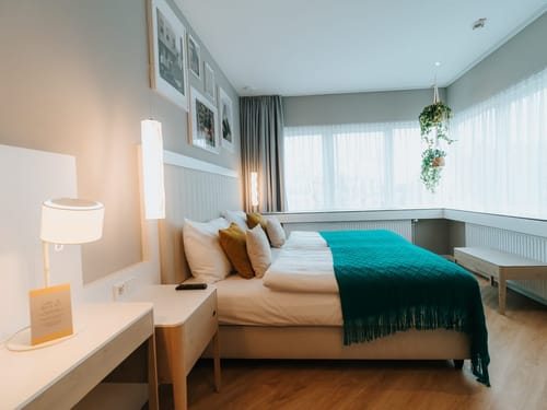 Modernes und gemütliches Hotelzimmer mit Doppelbett und stilvoller Einrichtung.