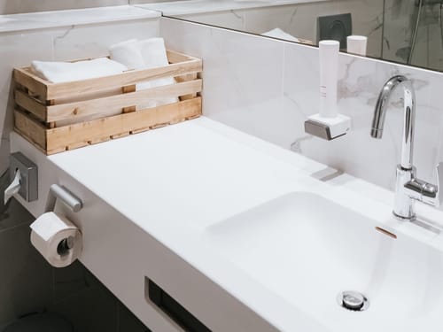 Modernes Badezimmer mit Waschtisch und Holzablage