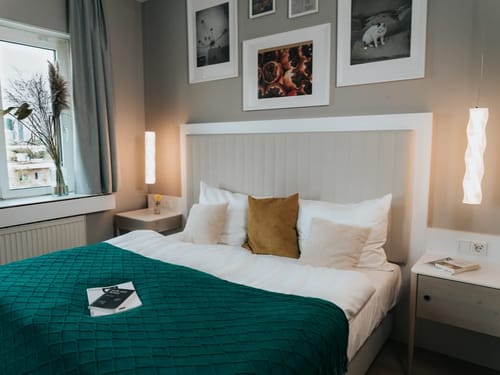 Modernes Schlafzimmer mit gemütlichem Doppelbett und stilvollen Dekorationen