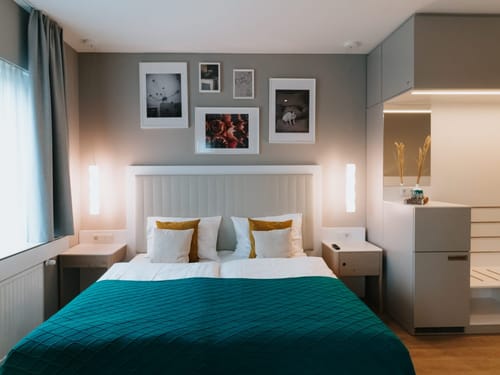 Modern eingerichtetes Hotelzimmer mit komfortablem Doppelbett und stilvoller Wanddekoration.