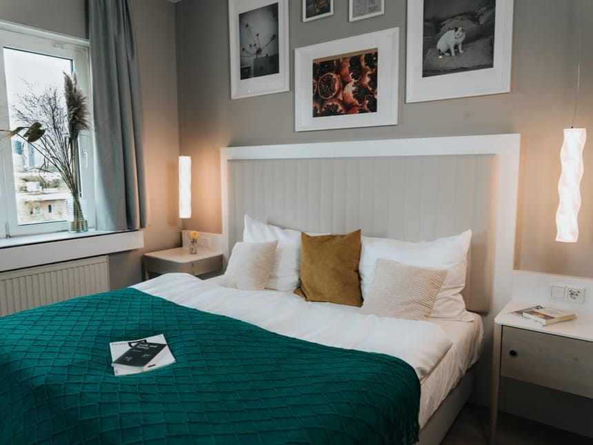 Modernes Schlafzimmer mit gemütlichem Bett und stilvoller Dekoration