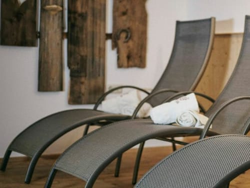 Entspannungsliegen im Wellnessbereich mit Handtüchern