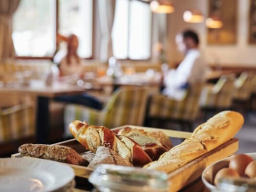 Frisches Brot und Baguettes im Restaurant