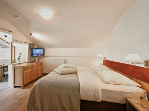 Gemütliches Hotelzimmer mit Doppelbett und Flachbildfernseher
