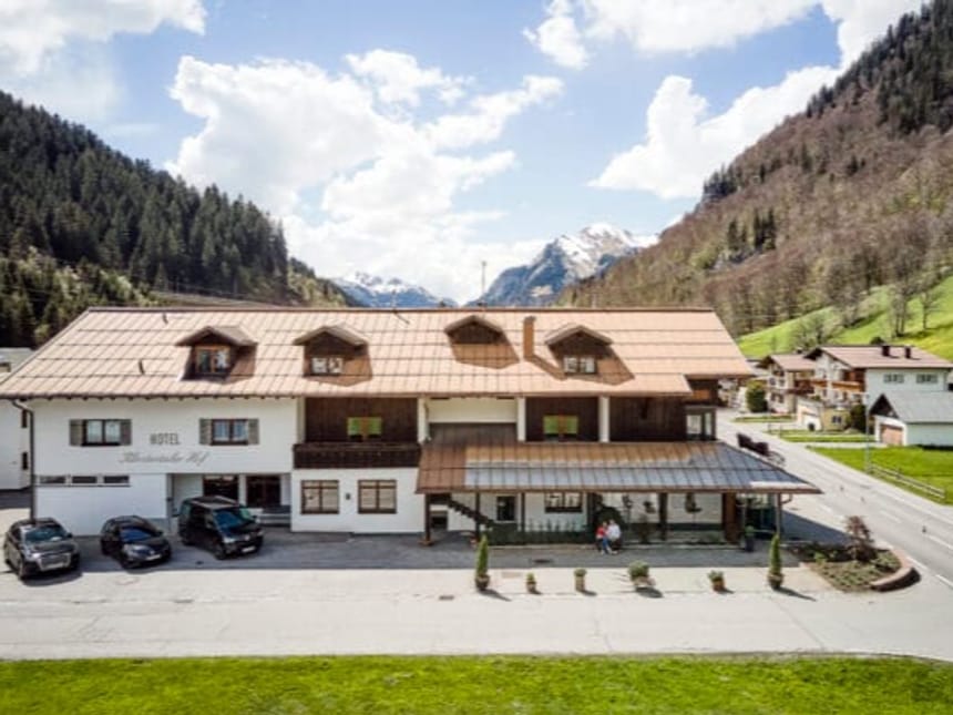Gemütliches Hotel in alpiner Landschaft mit Bergblick