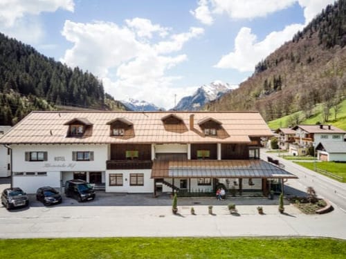 Gemütliches Hotel in alpiner Landschaft mit Bergblick