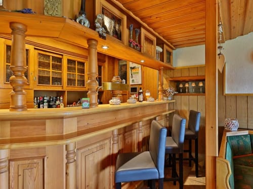Gemütliche Holzbar mit Sitzmöglichkeiten und dekorativen Elementen