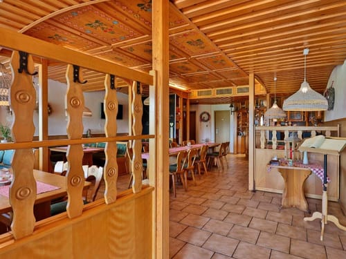 Traditionelles bayerisches Gasthaus mit Holzmöbeln und gemütlicher Atmosphäre.