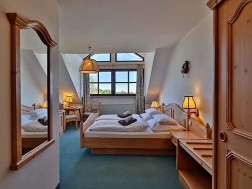 Gemütliches Hotelzimmer mit Holzinterieur