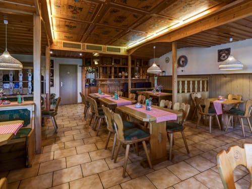 Gemütliches deutsches Restaurant mit rustikaler Holzeinrichtung und karierten Tischdecken.