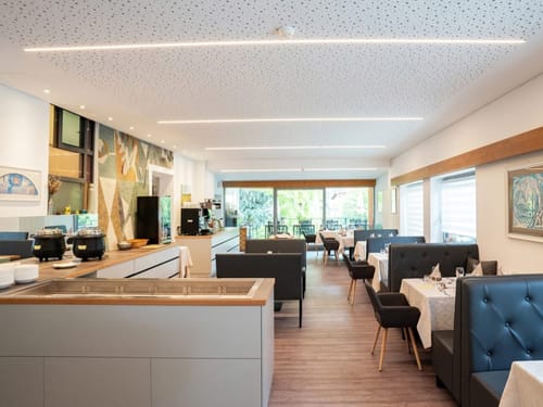 Modernes Restaurant mit stilvoller Einrichtung und gedeckten Tischen.