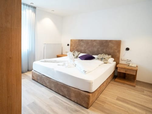 Modernes Schlafzimmer mit elegantem Bett und Nachttischen