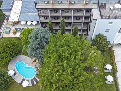 Luftaufnahme eines modernen Hotels mit Pool und Garten