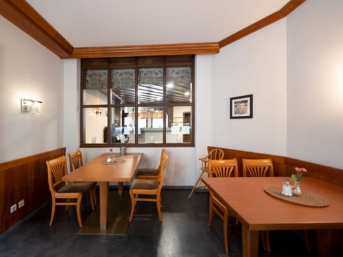 Gemütliches Interieur eines Restaurants mit Holzmöbeln und gedecktem Tisch