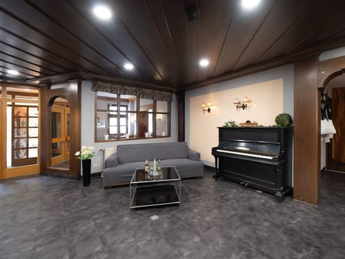 Elegantes Wohnzimmer mit Klavier und moderner Dekoration