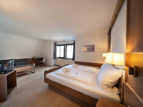 Gemütliches Hotelzimmer mit Doppelbett und moderner Ausstattung