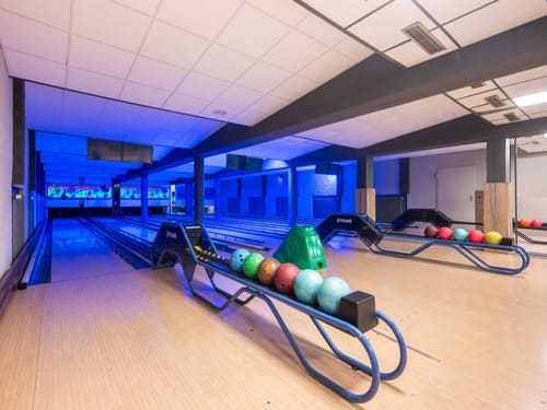 Moderne Bowlingbahn mit atmosphärischer blauer Beleuchtung