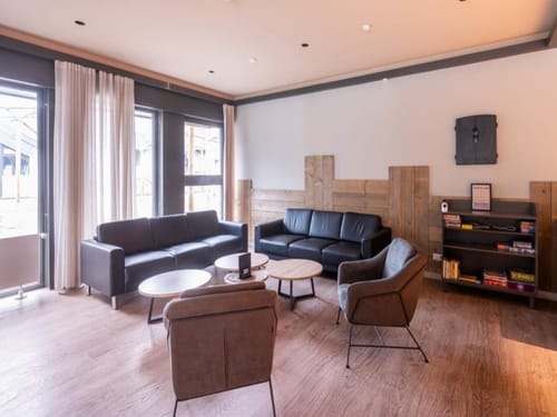Gemütliche Sitzecke mit modernen Sofas und Bücherregal
