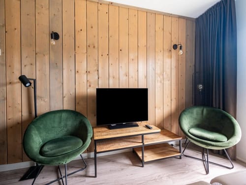 Moderner Wohnraum mit grünen Sesseln