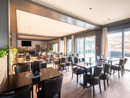 Modern eingerichtetes Restaurant mit vielen Tischen und Stühlen