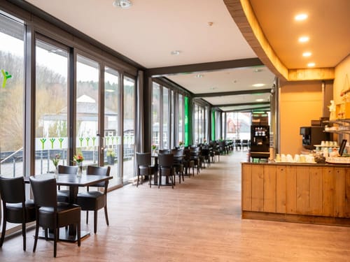 Restaurant mit großen Glasfenstern