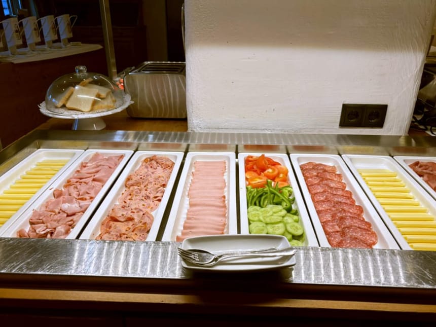 Verschiedene Sorten Aufschnitt auf mehreren Platten