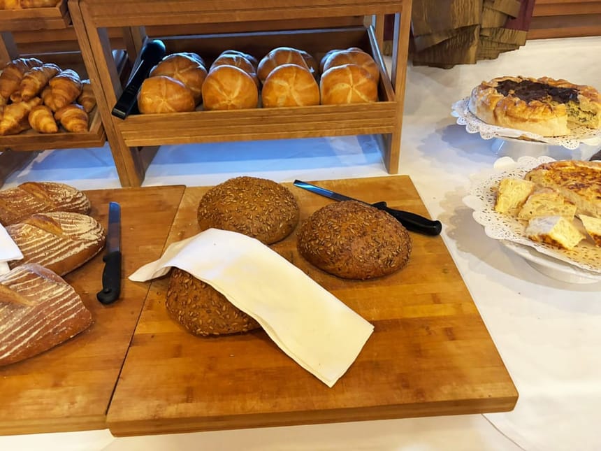 Brot und Brötchen am Buffet