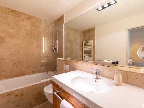 Modernes, großes Badezimmer