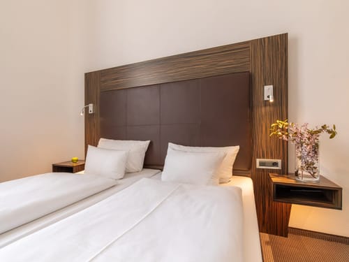 Hotelzimmer mit Doppelbett
