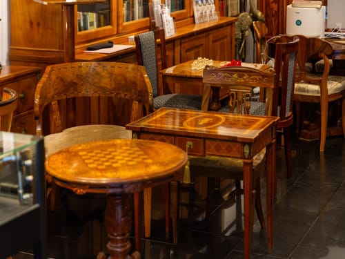 Bar mit mehreren Sitzmöglichkeiten