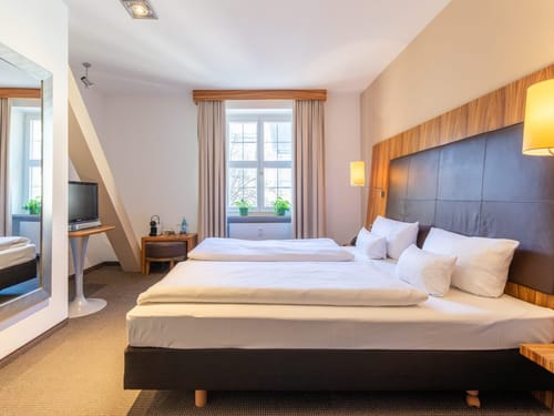 Modern eingerichtetes Hotelzimmer mit Doppelbett