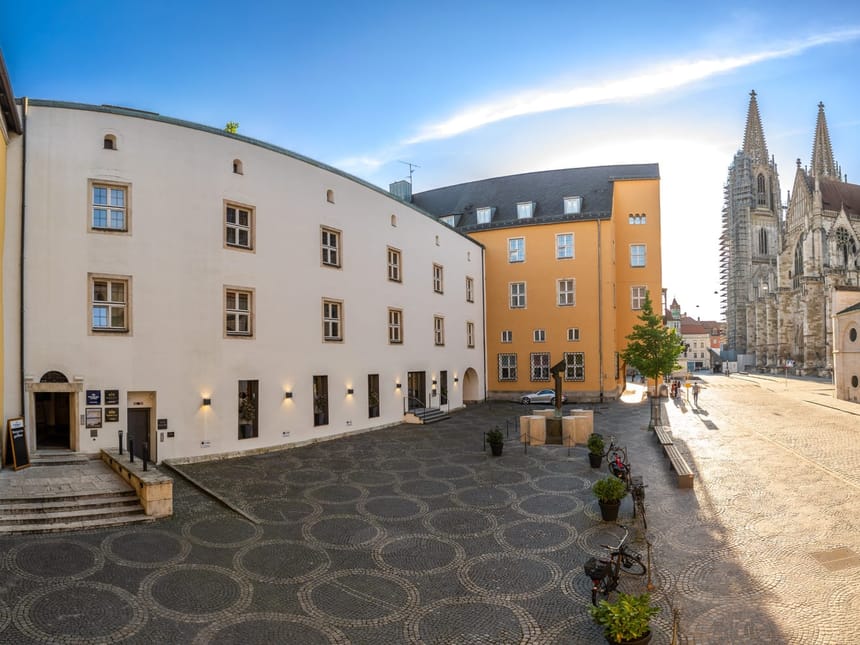 Regensburg mit Blick auf den Dom und umgebende Gebäude