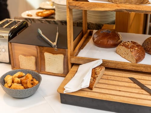 Frühstücksbuffet mit einer Auswahl an Broten und Gebäck