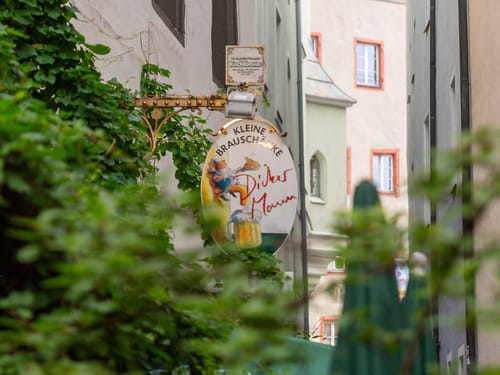 Malerisches Schild einer kleinen Brauschänke in einer charmanten Gasse