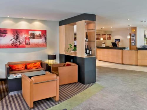 Einladende Hotellobby mit stilvollem Design und Empfangsbereich