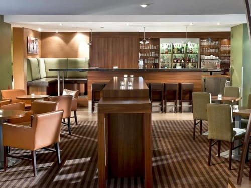 Elegante Hotelbar mit stilvollem Interieur und gemütlicher Lounge-Atmosphäre