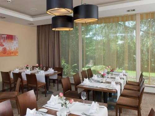 Hotelrestaurant mit stilvollem Ambiente und Gartenblick
