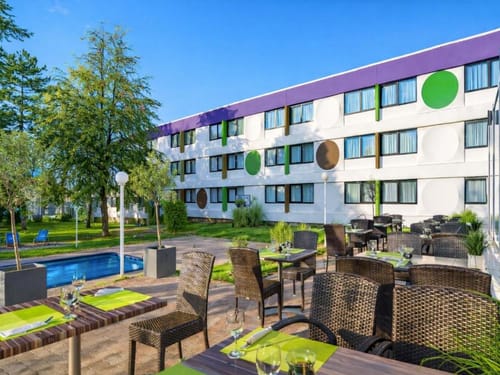Hotelterrasse mit Außenpool und Restaurant im Freien – Modernes Hotel