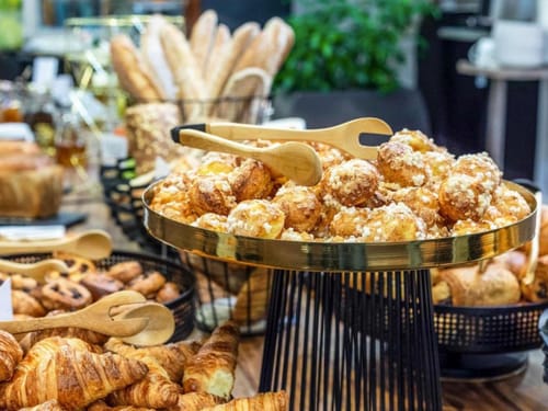 Luxuriöses Frühstücksbuffet mit frischem Gebäck und Windbeuteln
