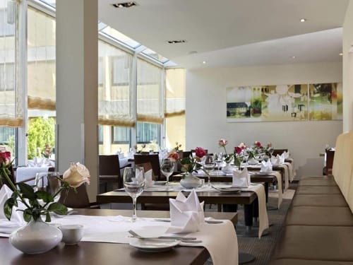 Stilvolles Restaurant mit einladendem Tischambiente und Rosendekoration