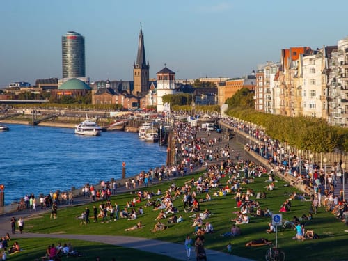 Düsseldorf Rheinuferpromenade – Stadtleben am Rhein mit Altstadtpanorama