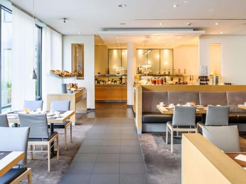 Hotelrestaurant mit elegantem Frühstücksbuffet und modernem Interieur