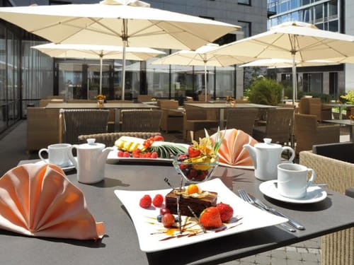 Hotelterrasse mit Kuchen und Früchten – Genuss im Freien