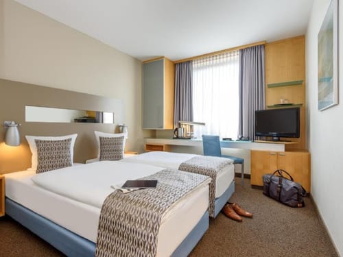Komfortables Doppelzimmer mit Twin-Betten im modernen Hotel
