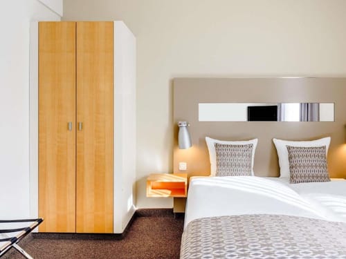 Komfortables Hotelzimmer mit Doppelbett und moderner Einrichtung