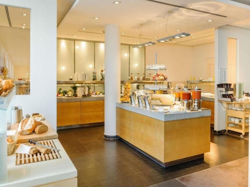Reichhaltiges Frühstücksbuffet im Hotel – frische Auswahl am Morgen