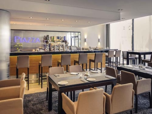 Restaurant Piazza – Stilvolles Ambiente mit Bar und Esstischen